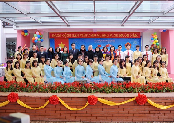 Tập thể CBGVNV trường MN Đô Thị Việt Hưng chụp ảnh lưu niệm với các lãnh đạo